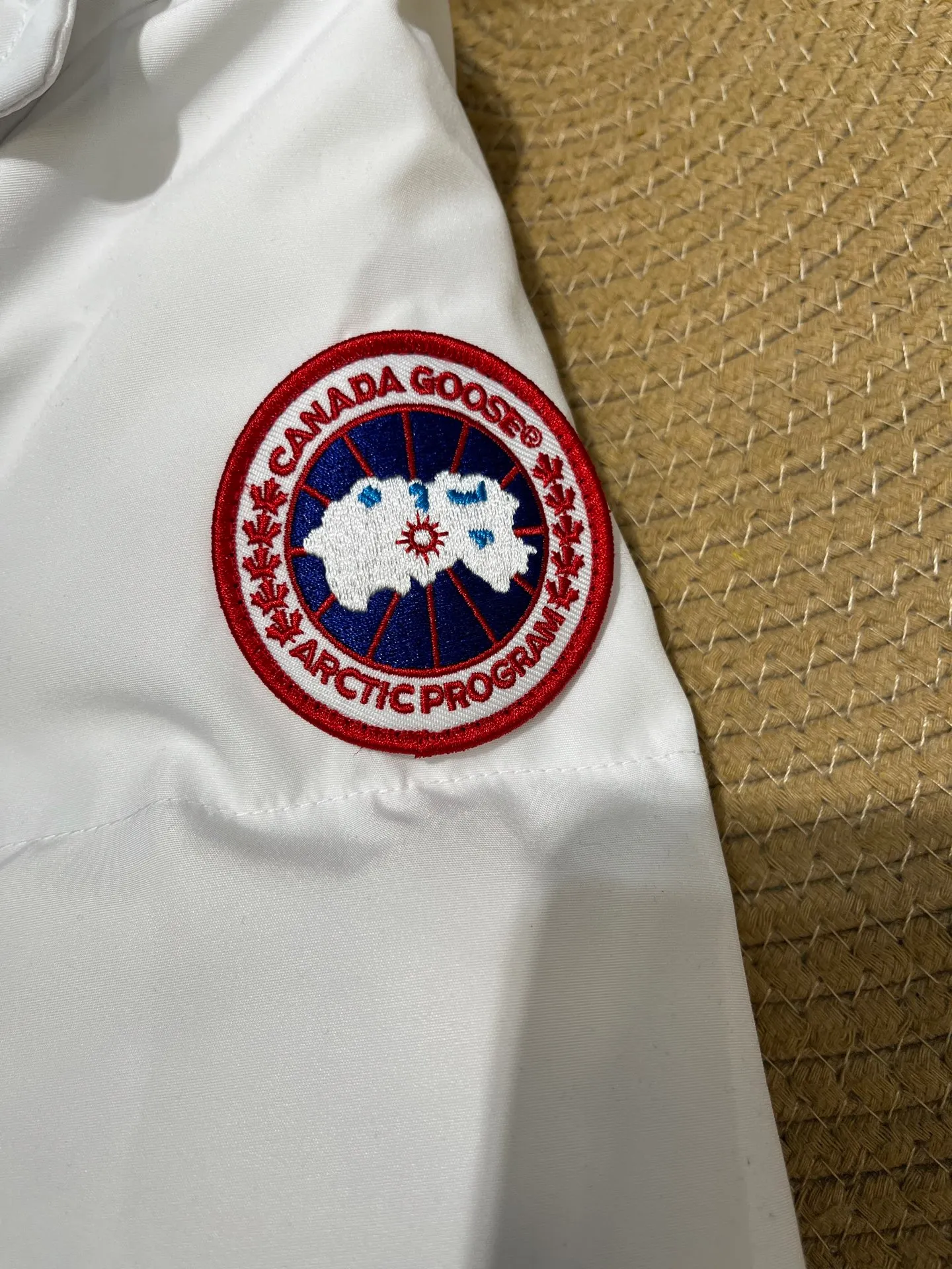 P860 Canada Goose Canada # Expedition04 Parker, a treasure of Canadian origin! Limited supply worldwide! Canada Goose Model 04 is a top-notch couple model, polar cold-proof outdoor series fur collar detachable hooded parka down jacket, the first Goose in 2024. I hope my partners like the top quality, and I hope everyone can evaluate it together! The most popular cool items of the Big Goose family in 2024 are online. The same popular product of Yi Yang Qianxi is said to be a joint limited edition Big Goose that cannot be bought in autumn and winter. If you dislike the sameness of the Big Goose in the past, then this model will definitely give you a different experience! This year's most powerful couple's collection for autumn and winter is online, a top-notch luxurious ready-to-wear style, paired with an outdoor warm down jacket with great style and charm! The most standard and classic items of the Daye family in the past two years are equipped with unique reflective stripes for embellishment, which further shows the high-end fashion performance effect. With the embellishment of hardware buckles, it has excellent performance effect. The upper body is clean, simple and elegant, even for urban leisure. It is suitable for various occasions. Designed with large pockets, this model has a large capacity and is equipped with reflective stripes, making it safer at night. It is suitable for various adventure activities. It is made of windproof and waterproof technical materials. The interior is filled with full white duck down, which is absolutely cold-proof and warm. It also has a stand-up collar design and fine fluff at the collar, with meticulous attention to detail! The charm of this model is also more spiritual, and the upper body has more temperament and specifications. It perfectly shows the ultra-high standard of fashionable performance of this model, integrating outdoor and life, and you can even create high-street wear! The most pinnacle limited-edition goose that we have presented so far, both in terms of design and detailed materials, it is completely outstanding. The grand and evergreen version design is matched with cool reflective elements. The overall appearance can be said to be quite high, and it has that kind of powerful outdoor performance! It combines high-end casual attributes with high-street style. It is high-grade, domineering, warm, and beautiful. The visibility of the upper body is quite strong, and the configuration of the owl element is highly brand-recognizable. It fully complements the overall brand performance and visual effects, and also has the high-end sense of fashion and fashionable performance. It is a must-buy product because it is the most awesome down brand on the planet and one of Canada's three national treasure brands. It is also a sentimental down luxury brand. In the field of polar cold-proof clothing, Goose has made an irreplaceable contribution... Size: xs s m l xl